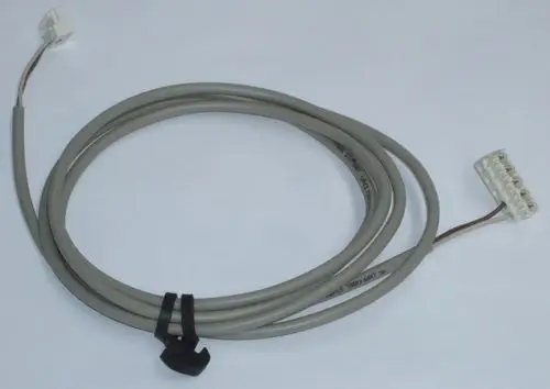 Grau gefärbtes Kabel mit zwei Steckverbindern an den Enden, geeignet für Anwendungen im Heizungsbereich, möglicherweise für Daikin-Systeme.